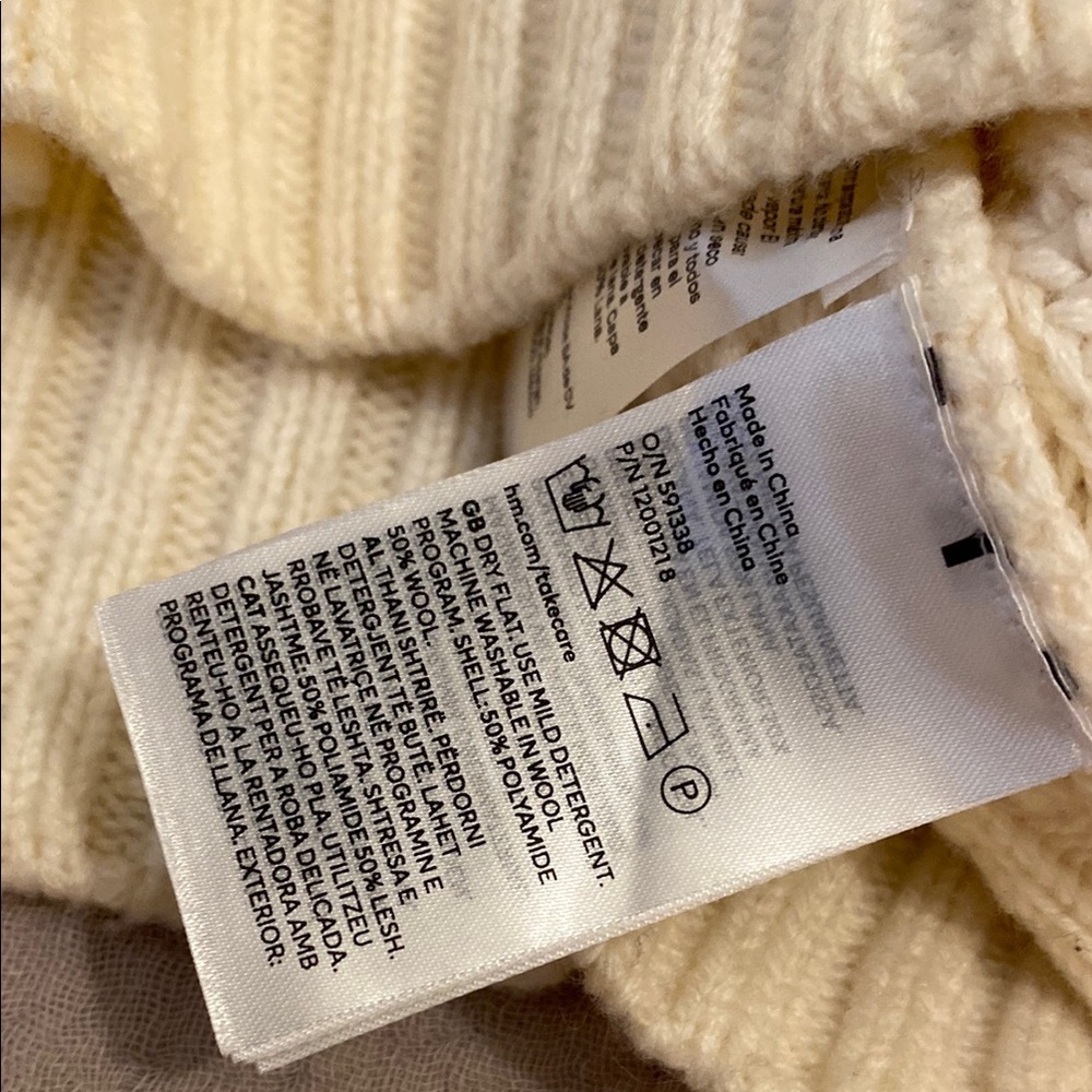 H&M Cozy Cream Sweater. Size XS - Picture 5 of 7